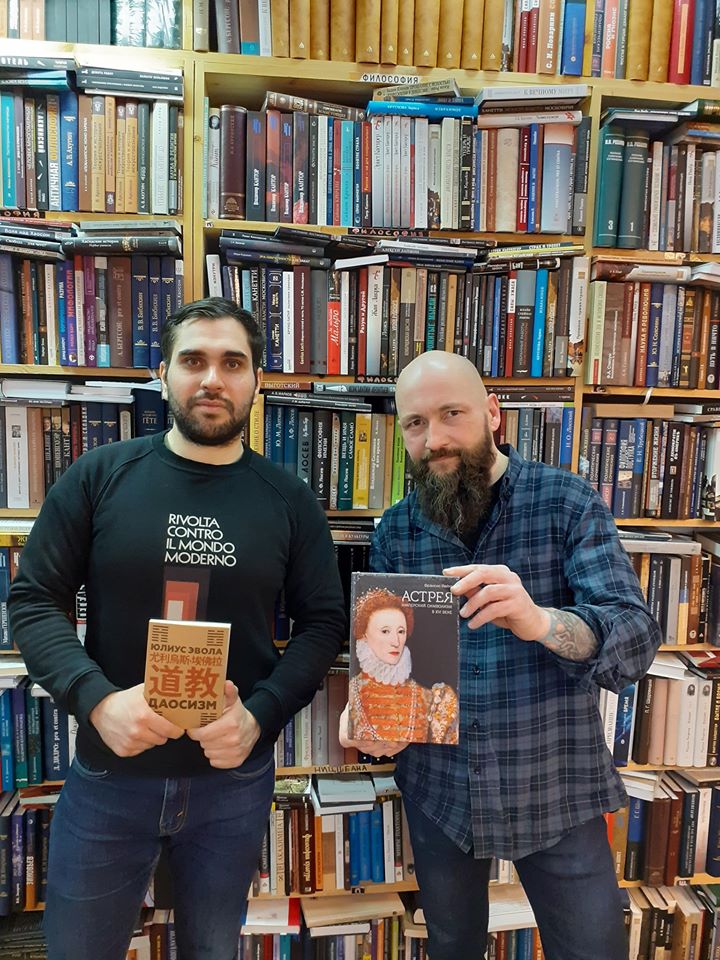 Максим Сурков держит в руках другую книгу, тоже изданную “Циолковским”, а “Даосизм” держит его сотрудник